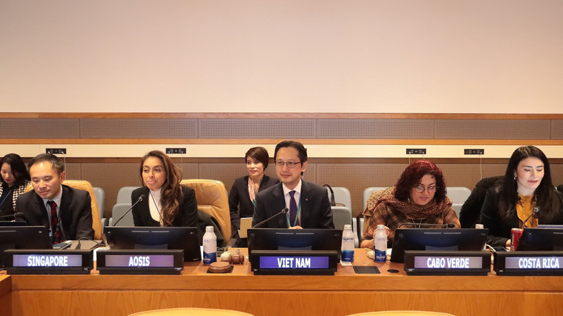 Đại sứ Đỗ Hùng Việt và đại diện các nước đồng bảo trợ chủ trì buổi tọa đàm. (Ảnh: Thanh Tuấn/TTXVN)