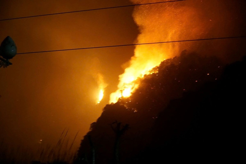 Cháy rừng ở khu vực phường Ba Sao, thị xã Kim Bảng. (Ảnh: TTXVN)