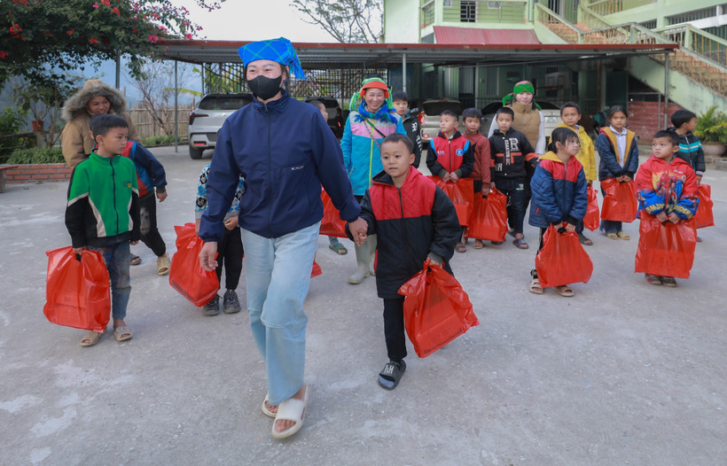 Các học sinh nghèo vùng cao Tuyên Quang vui mừng khi được nhận những phần quà Tết sớm. (Ảnh: Phan Phương/TTXVN)