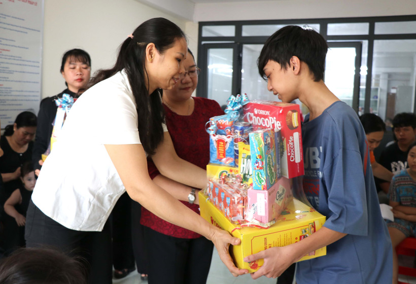 Trao quà tết cho các em khuyết tật và hoàn cảnh khó khăn. (Ảnh: Phúc Sơn/TTXVN)
