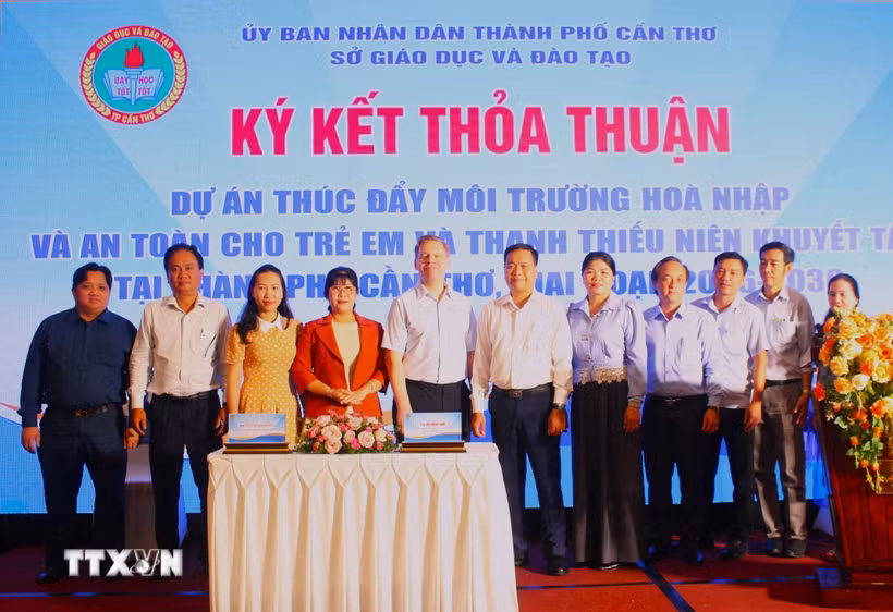 Các bên ký kết Biên bản hợp tác. (Ảnh: Ánh Tuyết/TTXVN)