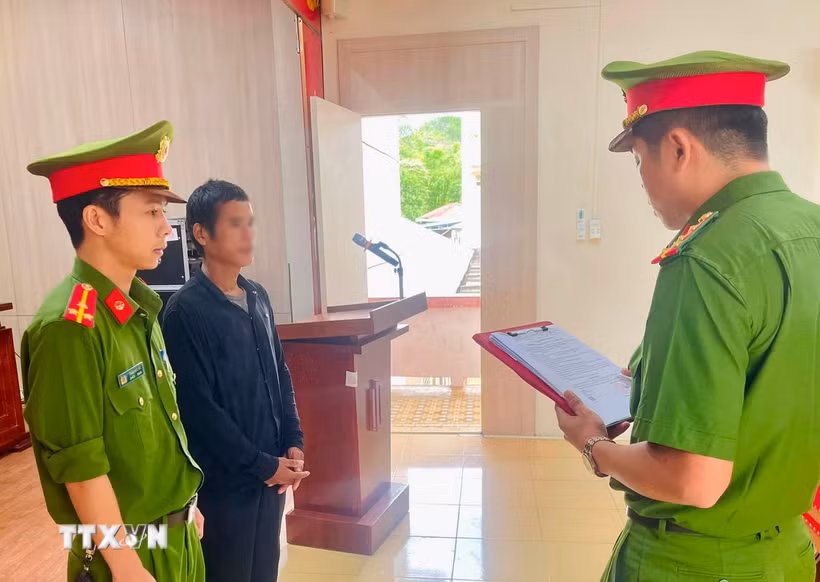 Khởi tố người đi bộ gây tai nạn chết người trên quốc lộ ở Quảng Trị