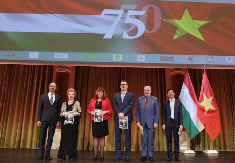 Đại sứ Bùi Lê Thái trao tặng cho các khách mời danh dự Tập san đặc biệt do Đại sứ quán Việt Nam tại Hungary phối hợp với Tạp chí Eurasia xuất bản nhân kỷ niệm 75 năm thiết lập quan hệ ngoại giao giữa hai nước. (Ảnh: TTXVN)