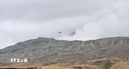 Khu vực gần đỉnh núi Aso, tỉnh Kumamoto, Tây Nam Nhật Bản, nơi trực thăng du lịch chở 3 người mất liên lạc, ngày 20/1/2026. (Ảnh: Kyodo/TTXVN)