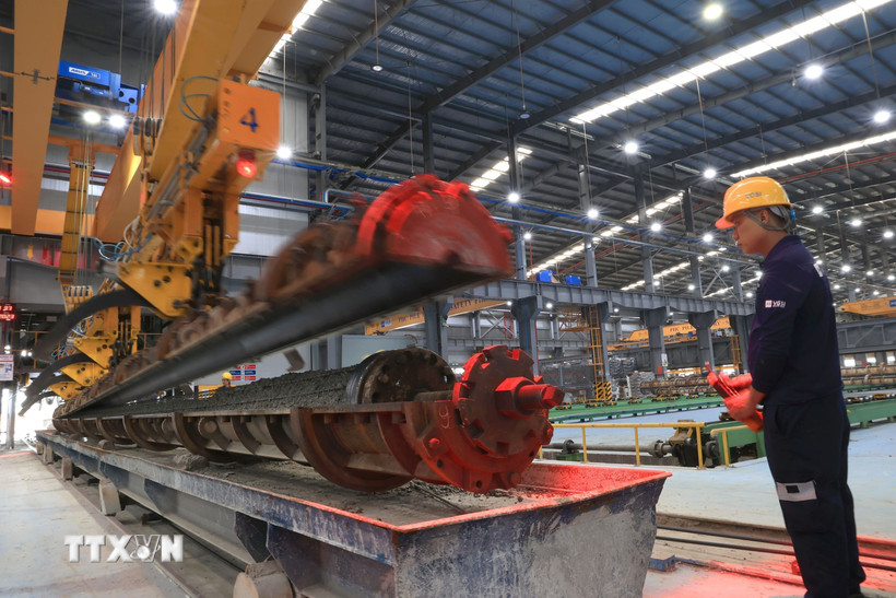 Công nhân sản xuất ống chịu lực ly tâm trong Khu công nghiệp chuyên sâu Phú Mỹ 3, phường Tân Phước, Thành phố Hồ Chí Minh. (Ảnh: Hồng Đạt/TTXVN)