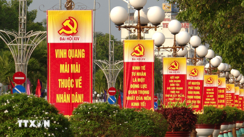 Rực rỡ các băng rôn, áp phích tuyên truyền về Đại hội XIV. (Ảnh: Chanh Đa/TTXVN)