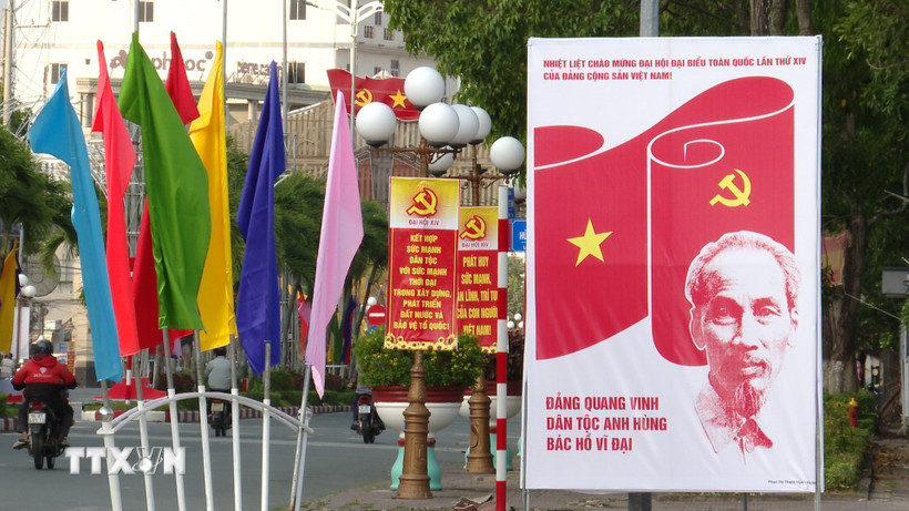 Các băng rôn, áp phích tuyên truyền về Đại hội XIV của Đảng trên các tuyến phố của phường Bạc Liêu (tỉnh Cà Mau). (Ảnh: Chanh Đa/TTXVN)