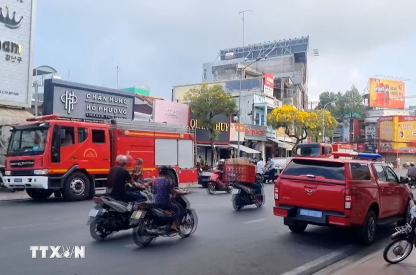 Lực lượng chức năng tiến hành khám nghiệm hiện trường vụ cháy. (Ảnh: TTXVN)