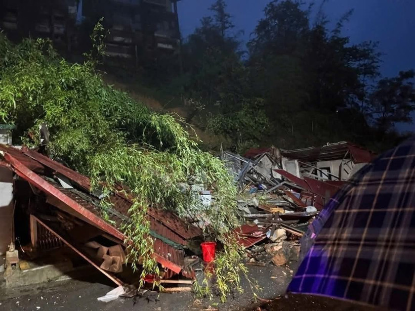 Hiện trường vụ sạt lở đất tại Phường Cầu Mây, thị xã Sa Pa (Lào Cai). (Ảnh: TTXVN)