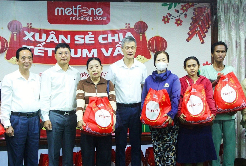 Ban tổ chức tặng quà Tết cho người gốc Việt có hoàn cảnh khó khăn trên địa bàn thủ đô Phnom Penh, Campuchia. (Ảnh: Quang Anh/TTXVN)