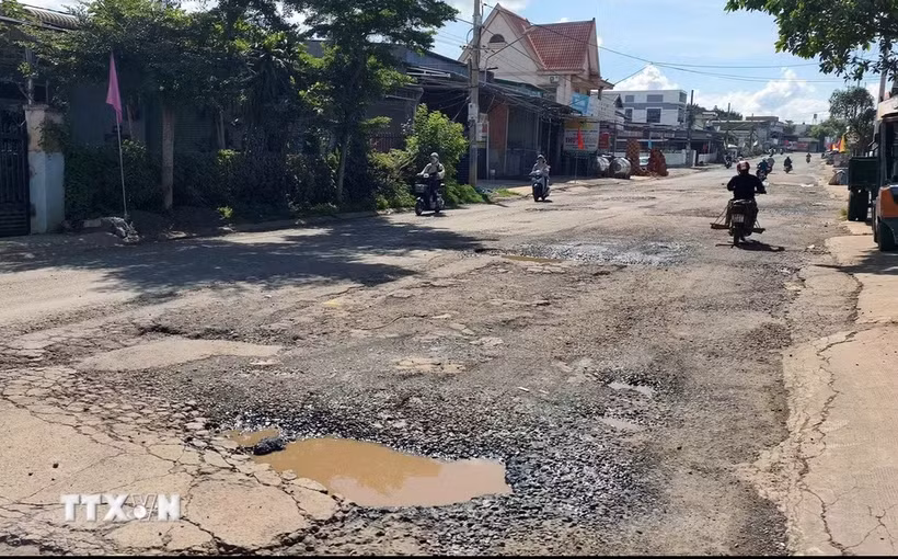 Hiện trạng xuống cấp của mặt đường Lê Duẩn, xã Đức Lập, tỉnh Lâm Đồng. (Ảnh: Hưng Thịnh/TTXVN)