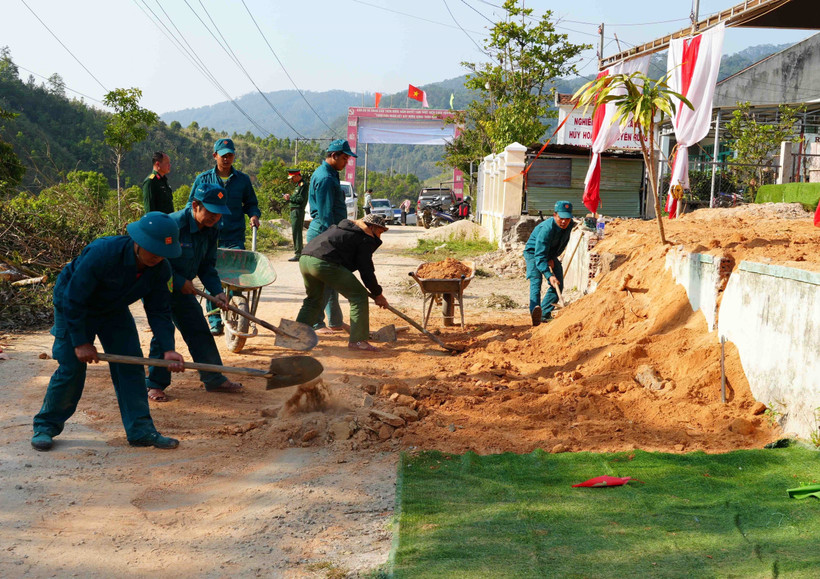 Công tác chuẩn bị khởi công xây dựng trường phổ thông nội trú liên cấp Tiểu học – Trung học cơ sở xã biên giới Đăk Plô, tỉnh Quảng Ngãi được gấp rút triển khai. (Ảnh: Dư Toán/TTXVN)