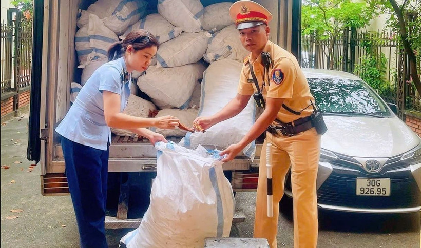 Lực lượng chức năng bất ngờ kiểm tra xe tải có nghi vấn. (Ảnh: TTXVN)