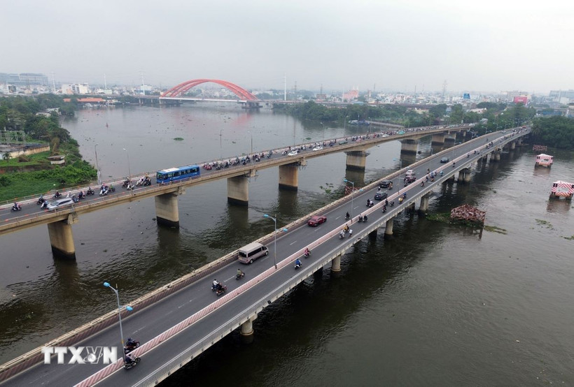 Cầu Bình Triệu 1. (Ảnh: Tiến Lực/TTXVN)