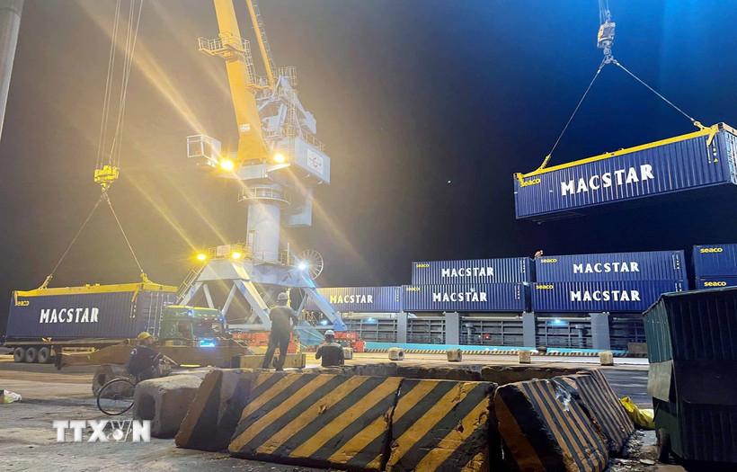 Container được bốc xếp tại cảng Vũng Áng. (Ảnh: Công Tường/TTXVN)