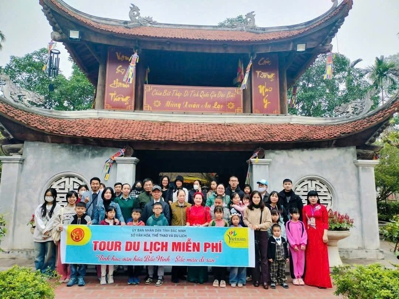 Tour du lịch miễn phí thu hút đông đảo khách du lịch. (Ảnh: Thanh Thương/TTXVN)