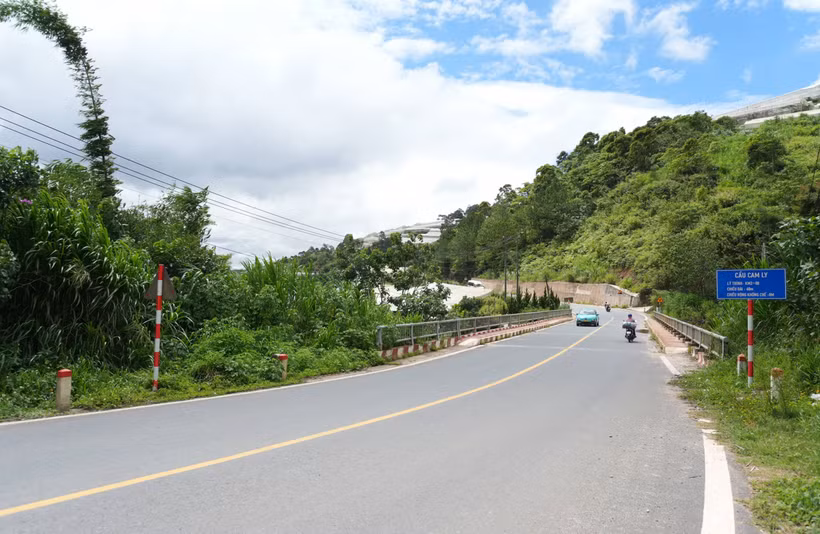 Dự án đường Cam Ly - Phước Thành đoạn từ làng hoa Vạn Thành, đèo Tà Nung (phường Cam Ly – Đà Lạt) đi núi Lang Biang và hồ Đan Kia (phường Lang Biang – Đà Lạt). (Ảnh: Nguyễn Dũng/TTXVN)