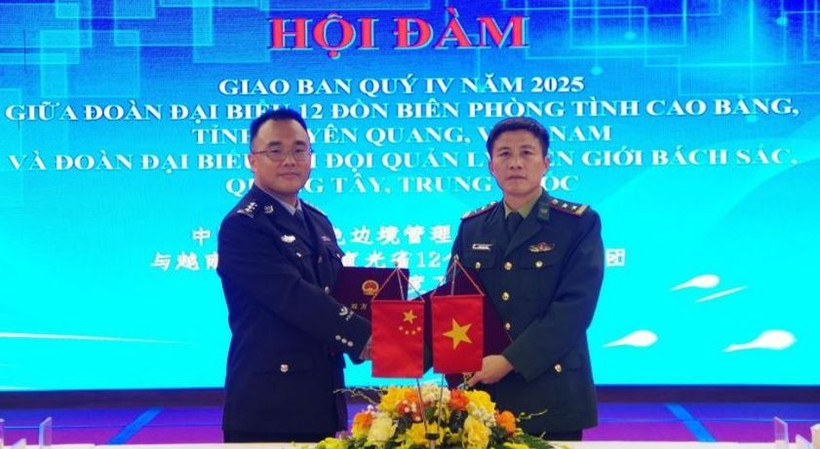 Trưởng đoàn đại biểu hai bên trao tặng danh hiệu "Sứ giả hữu nghị" cho cán bộ hai bên.