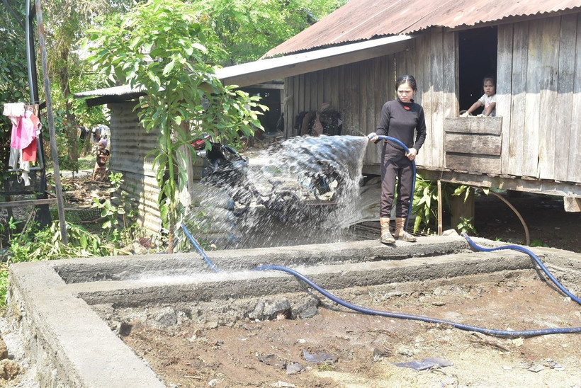 Chị H’Thương B’yă, tại buôn Cư Mil, xã Êa Trul, huyện Krông Bông, tỉnh Đắk Lắk là hộ nghèo, phấn khởi khi được nhà nước hỗ trợ xây ngôi nhà mới. (Ảnh: Nguyên Dung/TTXVN)