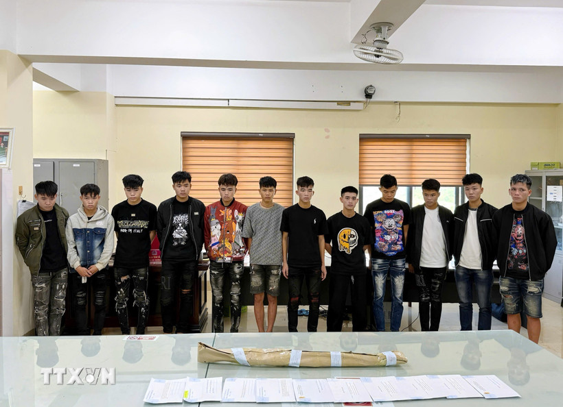 Nhóm đối tượng cùng tang vật tại cơ quan Công an. (Ảnh: TTXVN phát)