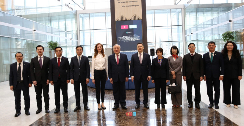 Phó Thủ tướng Thường trực Nguyễn Hoà Bình và đoàn công tác Chính phủ khảo sát Trung tâm tài chính quốc tế Astana. (Ảnh: Tâm Hằng/TTXVN)