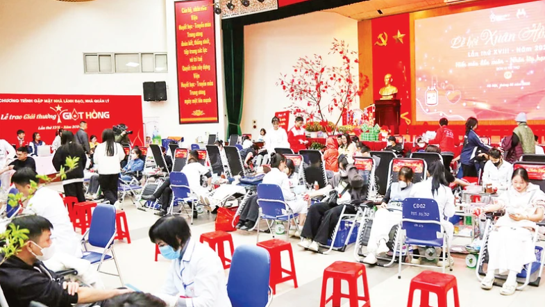 Nhiều bạn trẻ tham gia hiến máu tình nguyện, bổ sung nguồn máu phục vụ công tác điều trị và cấp cứu tại các bệnh viện. (Nguồn: Nhân Dân)