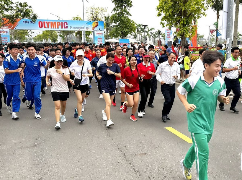 Đông đảo người dân tham gia nội dung chạy đồng hành sau lễ khai mạc Ngày chạy Olympic. (Ảnh: Trần Lê Lâm/TTXVN)