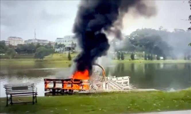 Cây cầu chữ Y bị cháy bắc ra lòng hồ Xuân Hương, khu vực đường Trần Quốc Toản đoạn gần Sân golf Đồi Cù. (Ảnh: TTXVN phát)