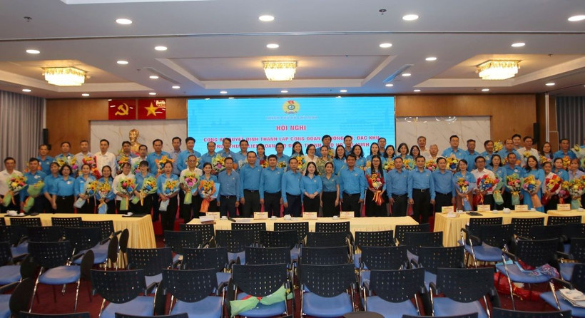 Lãnh đạo Liên đoàn Lao động Thành phố Hồ Chí Minh với các Công đoàn xã, phường, đặc khu. (Ảnh: Thanh Vũ/TTXVN)