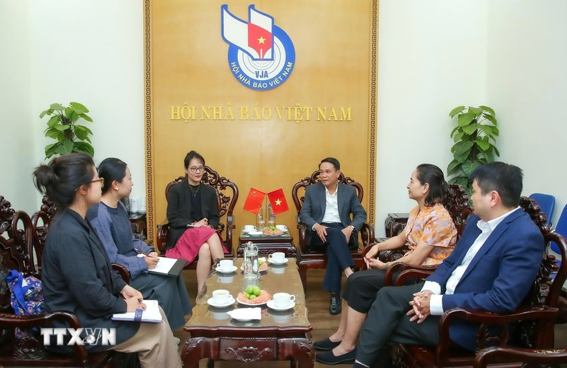 Đại diện Tập đoàn Nhật báo Vân Nam và Trung tâm Truyền thông Quốc tế Nam Á-Đông Nam Á (tỉnh Vân Nam, Trung Quốc) trao đổi thông tin với lãnh đạo Hội Nhà báo Việt Nam. (Ảnh: Nguyễn Trọng Lịch/TTXVN)