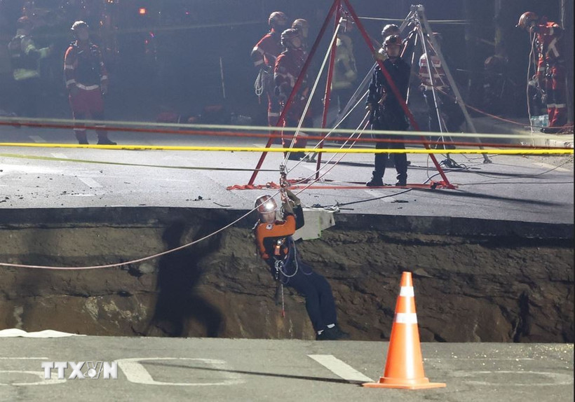 Hoạt động cứu hộ được tiến hành tại khu vực hố tử thần trên đường phố ở thủ đô Seoul, Hàn Quốc ngày 25/3/2025. (Ảnh: Yonhap/TTXVN)