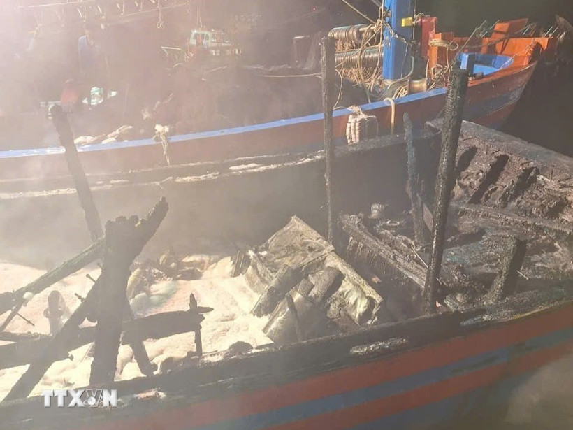 Phần cabin tàu cá bị cháy rụi, nhiều bộ phận trên tàu cũng hư hại. (Ảnh: TTXVN phát)