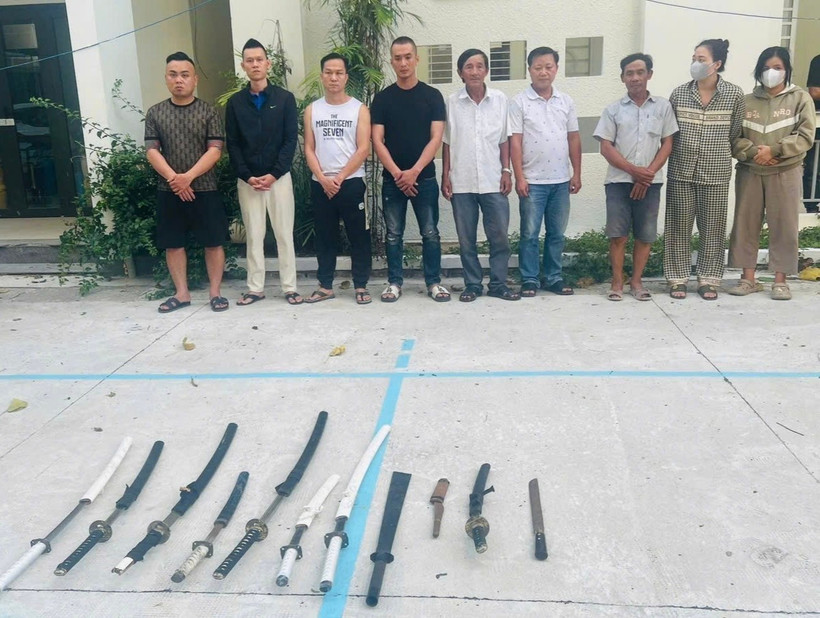 Các đối tượng trong băng nhóm giang hồ bị triệt phá. (Ảnh: TTXVN phát)