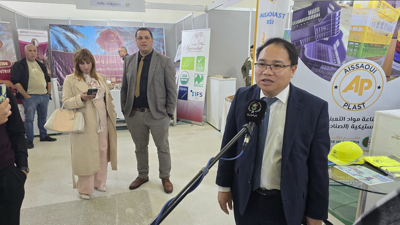 Tham tán thương mại Việt Nam tại Algeria trả lời phỏng vấn của truyền hình địa phương về tiềm năng hợp tác hai nước. (Ảnh: Nguyễn An/TTXVN)