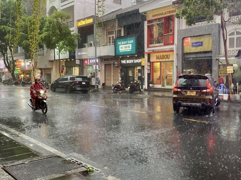 Mưa lớn trên đường Mạc Thị Bưởi (Quận 1). (Ảnh: Hồng Giang/TTXVN)