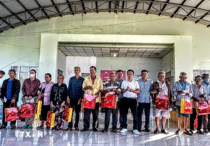 Ủy ban Mặt trận Tổ quốc Việt Nam trao 250 phần quà cho các hộ nghèo, cận nghèo, hộ có hoàn cảnh khó khăn với tổng giá trị 150 triệu đồng ở Cà Mau. (Ảnh: TTXVN phát)