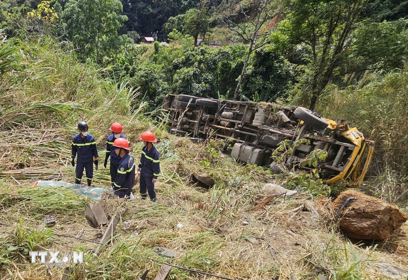 Hiện trường vụ tai nạn giao thông trên đèo Bảo Lộc (đoạn qua xã Đạ Huoai 2, Lâm Đồng) xảy ra trưa 3/2. (Ảnh: TTXVN phát)