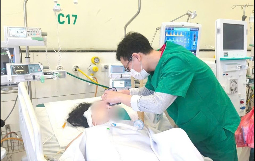 Bệnh nhân được chăm sóc, điều trị tích cực tại Bệnh viện Bệnh nhiệt đới trung ương. (Ảnh: Bệnh viện cung cấp)