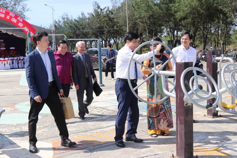 Chủ tịch UBND tỉnh Lê Văn Dũng tham quan các hạng mục của công trình. (Ảnh: Đoàn Hữu Trung/TTXVN)