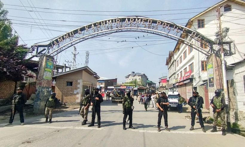 Lực lượng an ninh gác tại Srinagar sau vụ tấn công nhằm vào khách du lịch, ngày 23/4/2025. (Ảnh: ANI/TTXVN) Lực lượng an ninh gác tại Srinagar sau vụ tấn công nhằm vào khách du lịch, ngày 23/4/2025. (Ảnh: ANI/TTXVN)
