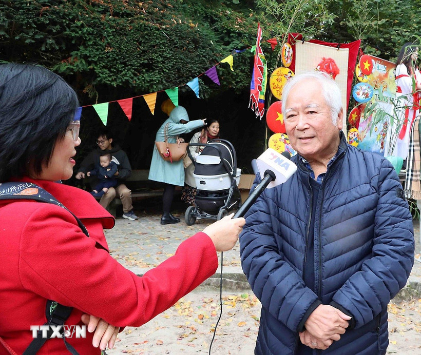 Ông Huỳnh Công Mỹ trả lời phóng viên TTXVN tại Brussels. (Ảnh: Duy Tùng/TTXVN)