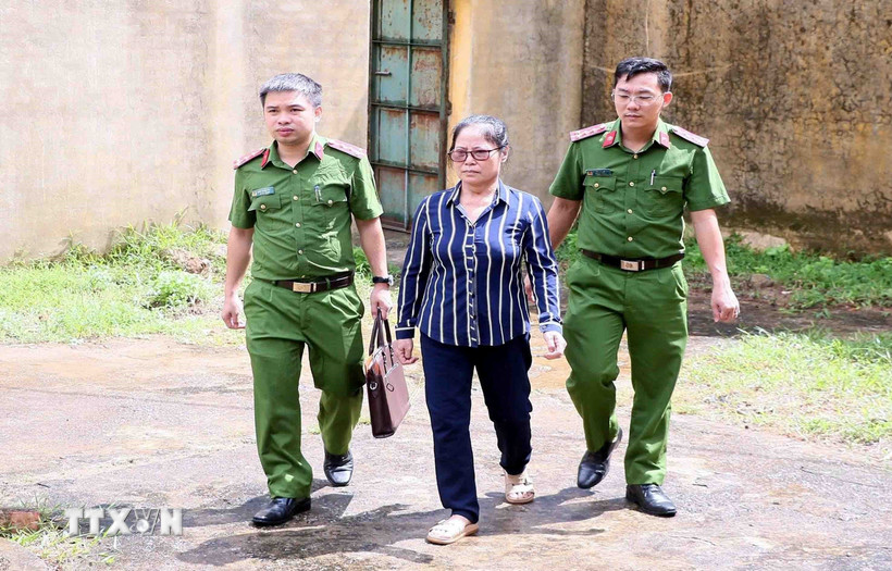 Cơ quan Công an bắt giữ đối tượng Nguyễn Thị Bích Thủy. (Ảnh: TTXVN phát)