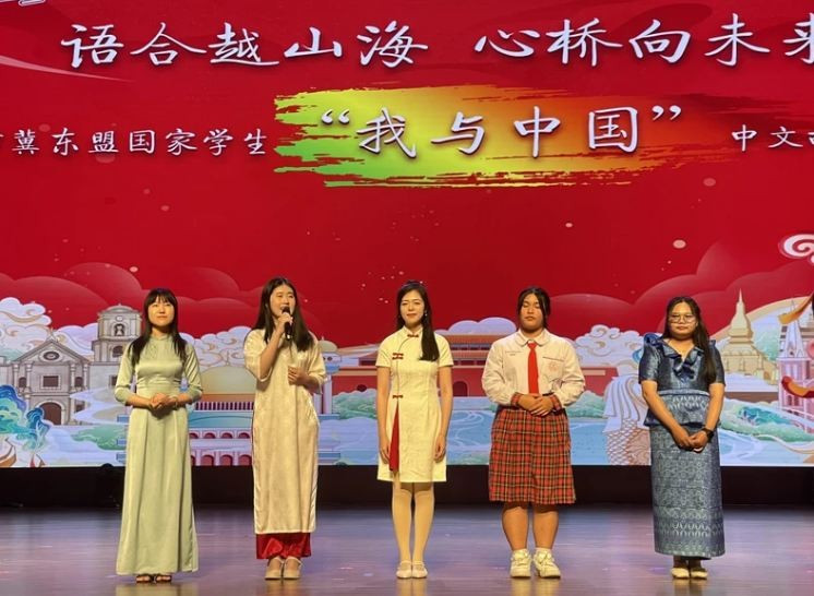 Thí sinh đoạt giải chia sẻ cảm nghĩ tại lễ trao giải. (Nguồn: VN)