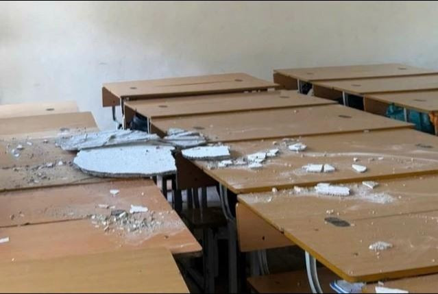 Vữa trần lớp học bong tróc thành từng mảng lớn.