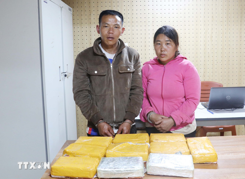 Hai đối tượng Mùa A Cú và Thào Thị Ly cùng tang vật tại cơ quan Công an. (Ảnh: TTXVN phát)