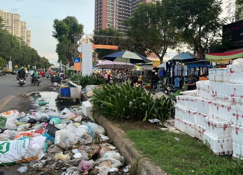 Rác thải từ chợ tự phát gây ô nhiễm môi trường. (Ảnh: Hương Giang/TTXVN)