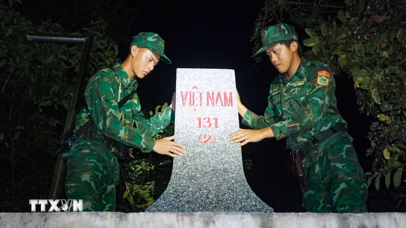Lực lượng Bộ đội Biên phòng tỉnh Tây Ninh kiểm tra, quản lý cột mốc biên giới trên tuyến biên giới Tây Nam. (Ảnh: Minh Phú/TTXVN)