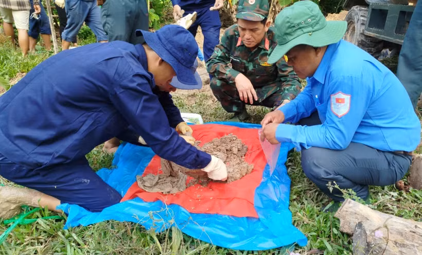 Đội K92, Bộ CHQS tỉnh An Giang, tìm kiếm hài cốt liệt sỹ trên đất bạn Campuchia. (Ảnh: TTXVN phát)