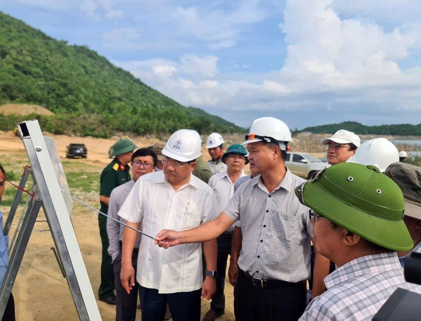 Phó Chủ tịch UBND tỉnh Ninh Thuận Trịnh Minh Hoàng (thứ 3, phải sang) kiểm tra vướng mắc tại dự án thủy điện tích năng Bác Ái. (Ảnh: TTXVN)