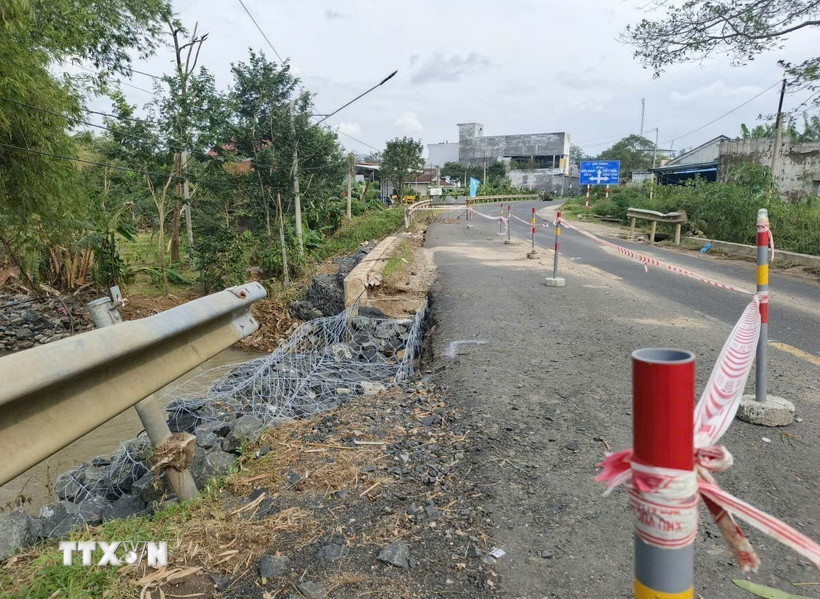 Sạt lở trên quốc lộ 29 làm tăng nguy cơ mất an toàn giao thông. (Ảnh: Tuấn Anh/TTXVN)